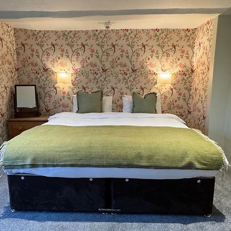 Neeld Arms Hotel Grittleton Eksteriør billede