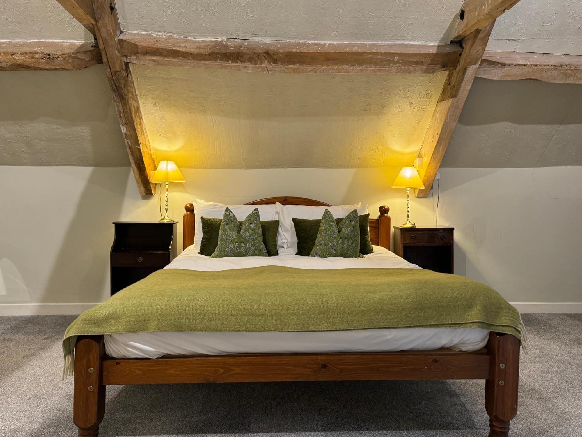 Neeld Arms Hotel Grittleton Eksteriør billede