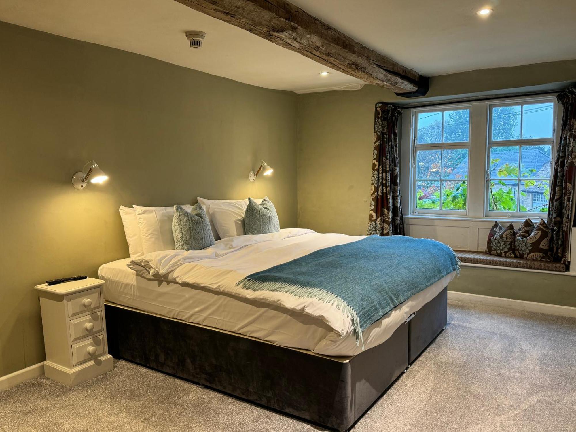 Neeld Arms Hotel Grittleton Eksteriør billede