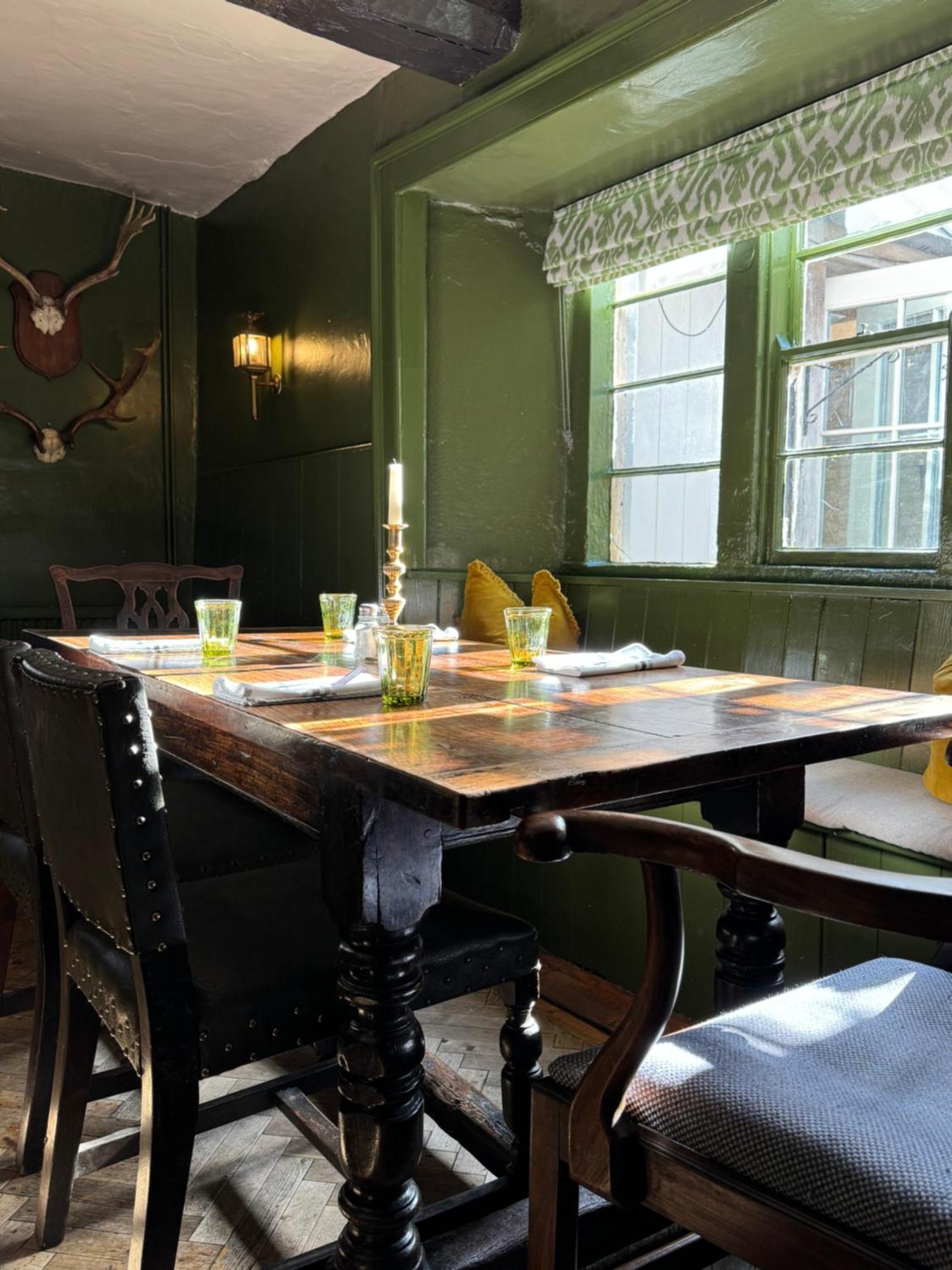 Neeld Arms Hotel Grittleton Eksteriør billede