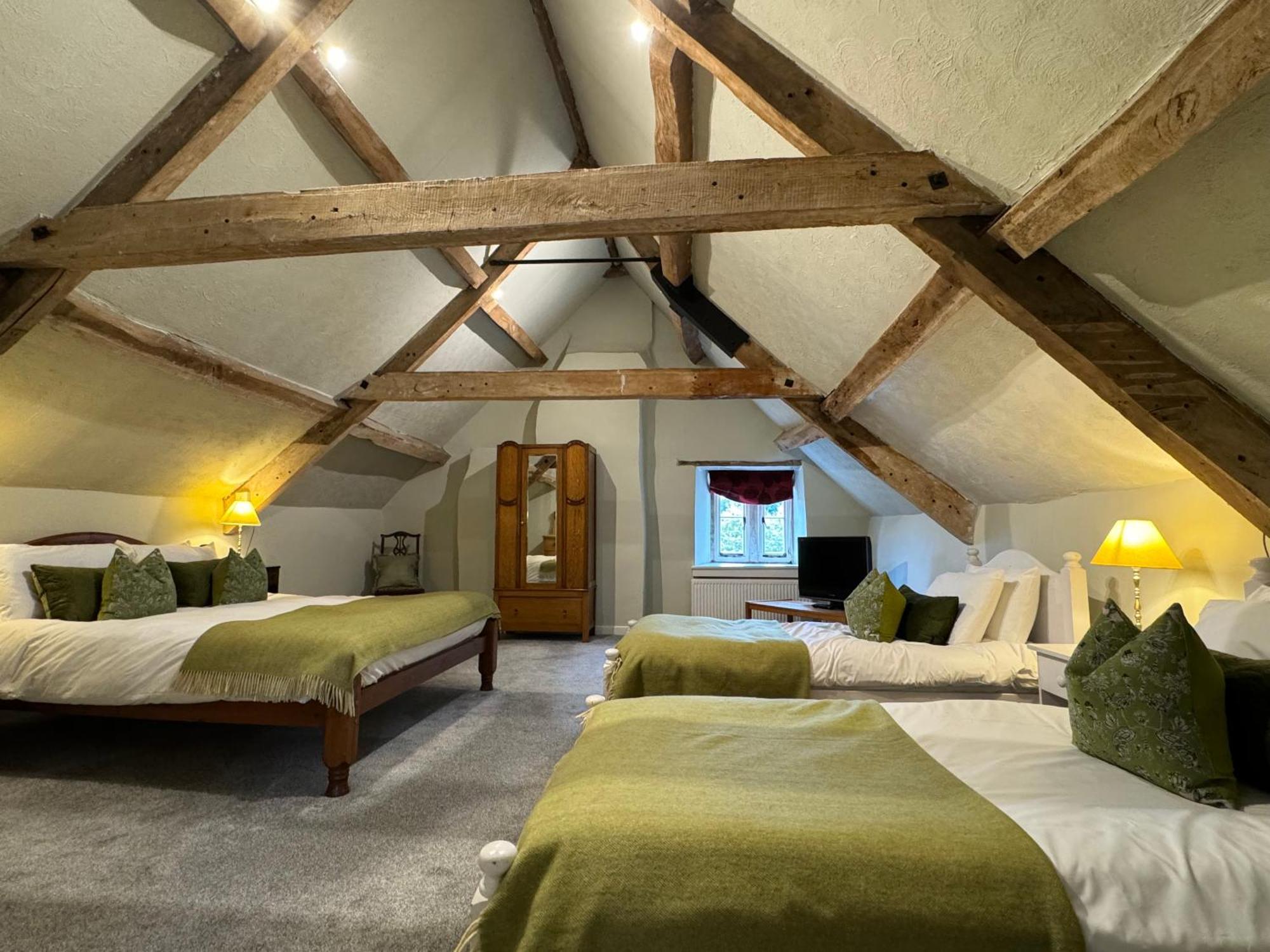 Neeld Arms Hotel Grittleton Eksteriør billede
