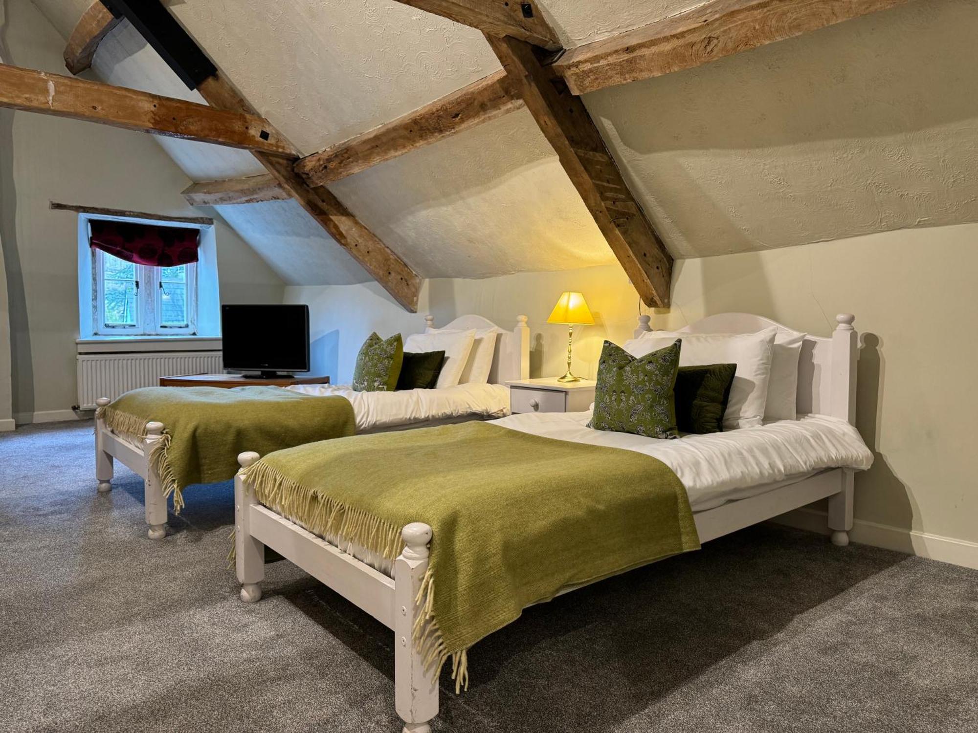 Neeld Arms Hotel Grittleton Eksteriør billede